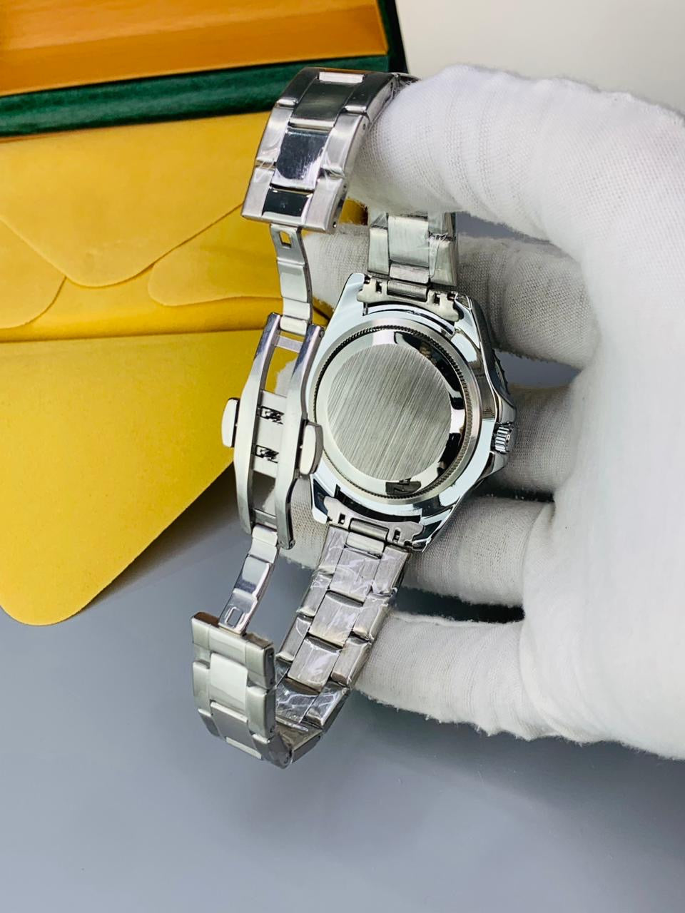 Elegant Silver Date Display Wrist Watch With Doubel Lo